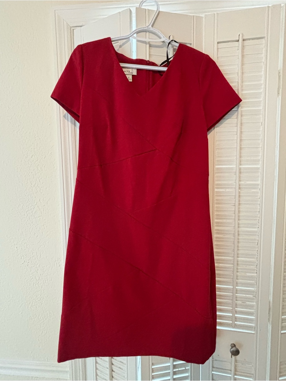Red Short-Sleeve V-Neck Mini Dress - Sleek Work-to-Evening Style